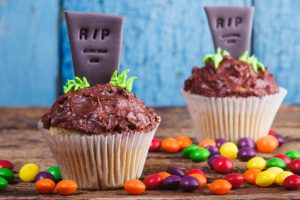 Halloween Cupcakes mit Grabsteinen aus Fondant