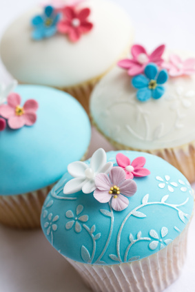 Blaue und weiße Cupcakes mit Blumen