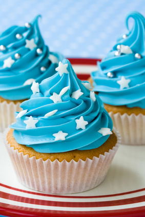 Blauer Cupcake mit weißen Sternen