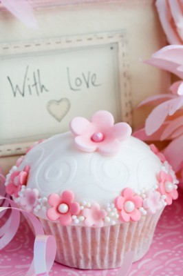 Cupcake mit rosa Blumen