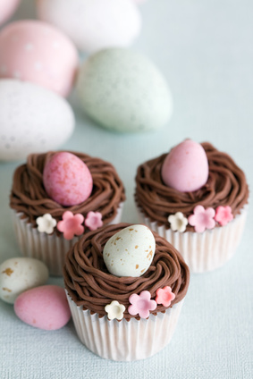 Cupcakes mit Ostereiern und Nestern