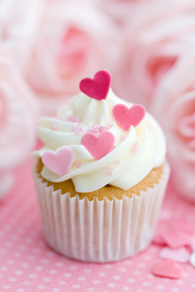 Cupcakes mit rosa Zuckerdeko Herzen