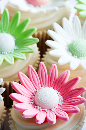 Fondant-Blumen auf Cupcakes