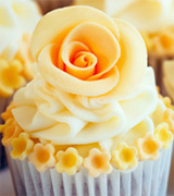 Gelbe Blume auf Cupcake