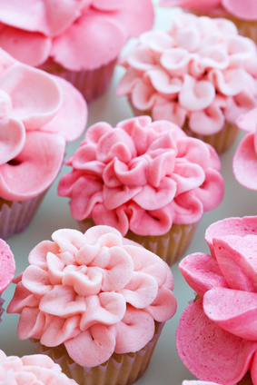 Cupcake mit rosa Blumenblüten