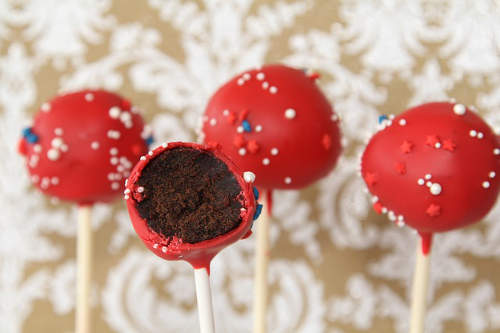 Cake Pops mit Candy Buttons überzogen