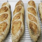Mit einer Backform für Baguettes knuspriges Brot backen