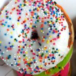Gebackene Donuts mit Nonpareilles