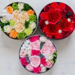 Frische Blumen auf Torte dekorieren – so geht’s am besten!